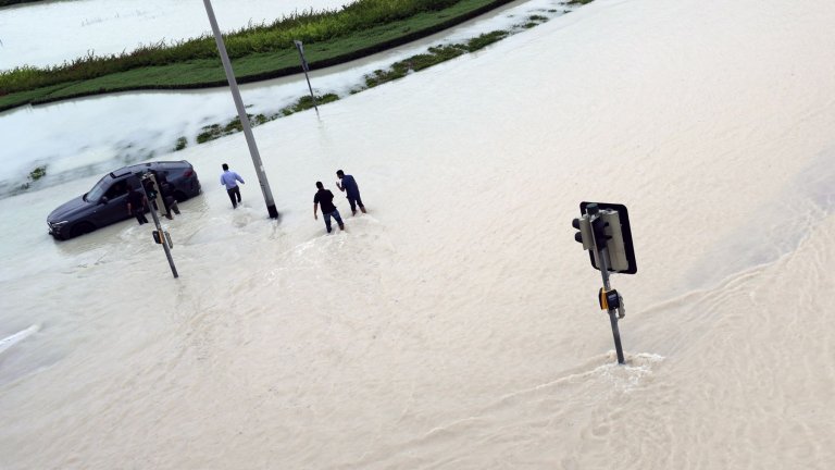 Дъжд колкото за година наводни Дубай, 18 загинали в Оман (Снимки)