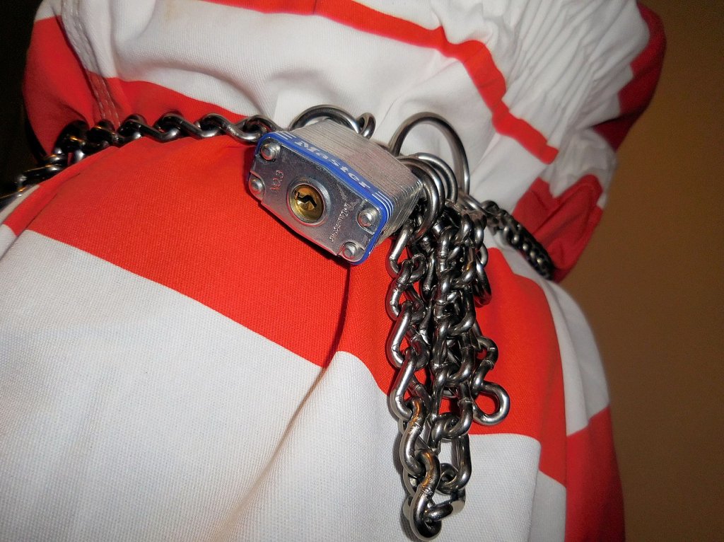 1280px-Master_lock_on_belly_chain