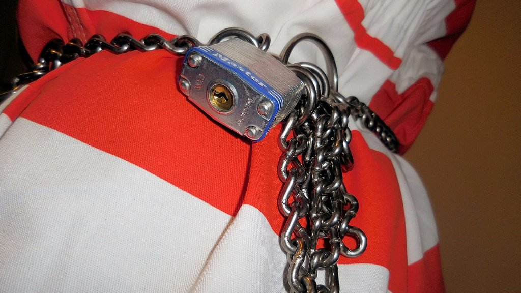 1280px-Master_lock_on_belly_chain