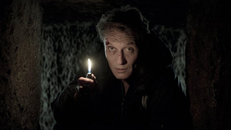 Макар всички герои на сериала да са важни, сред най-отличаващите се е полицаят Улрих Нилсен. Той работи по случая с отвлеченото дете, а преди повече от 30 години мистериозно е изчезнал и собствения му брат. Това обаче не е единствената причина този случай да е още по-важен за Улрих...