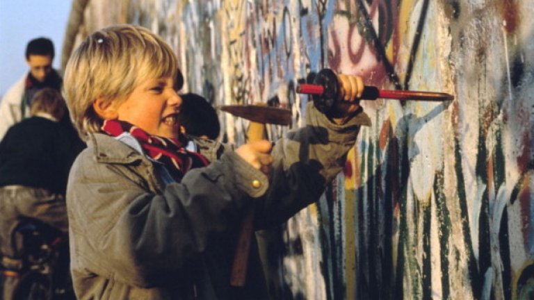 Падането на Берлинската стена

Берлинската стена става един от най-известните символи на Студената война. При опит да преминат стената загиват между 136 и 245 граждани на ГДР, бягащи на Запад.

На 23 август 1989 г. Унгария отменя ограниченията на границата си с Австрия и голям брой бежанци от ГДР се възползват от това. На 9 ноември министър-председателят на Правителството на Източна Германия Гюнтер Шабовски обявява отмяната на ограниченията за излизане от Германската демократична република. 

Голямо множество от източни берлинчани нахлуват в Западен Берлин. Започва демонтажът на стената.