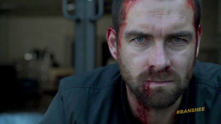 Banshee
Един от най-интересните минималистични сериали, появявали се на екран въобще, Banshee не пести нито от секса, нито от грубото и брутално, почти животинско насилие. Тук бойната хореография е наистина издигната на едно много високо ниво, а мъченията, убийствата и кръвта са част от всеки епизод, вървейки като фон на други престъпления.