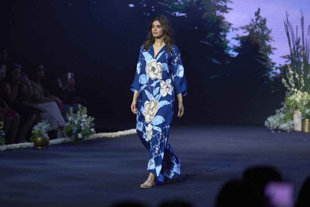 Бохо и лежерноБохо роклите бяха позабравени като прекалено лежерни и прекалено неглиже. Само че пролетта има нужда от цвят и свобода, а те идват именно от бохемските кройки и шарки. Говорим за рокли с широка кройка, дълги до под коляно или до глезен, от леки материи като памук и лен. Отиват си и с кецове.