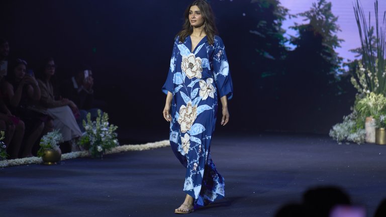 Бохо и лежерноБохо роклите бяха позабравени като прекалено лежерни и прекалено неглиже. Само че пролетта има нужда от цвят и свобода, а те идват именно от бохемските кройки и шарки. Говорим за рокли с широка кройка, дълги до под коляно или до глезен, от леки материи като памук и лен. Отиват си и с кецове.