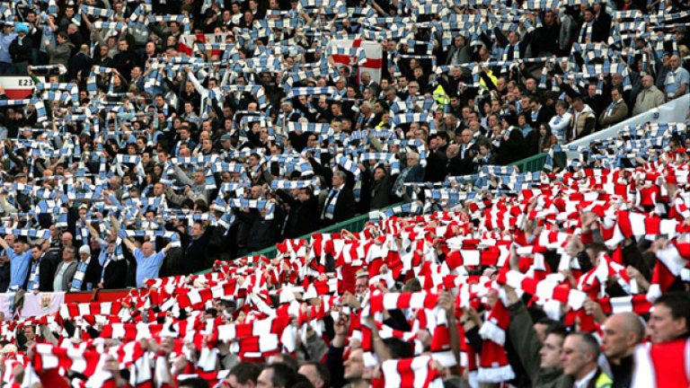 А тя не е малък стимул - в Манчестър враждата е голяма, а футболът е религия. Червено срещу синьо.