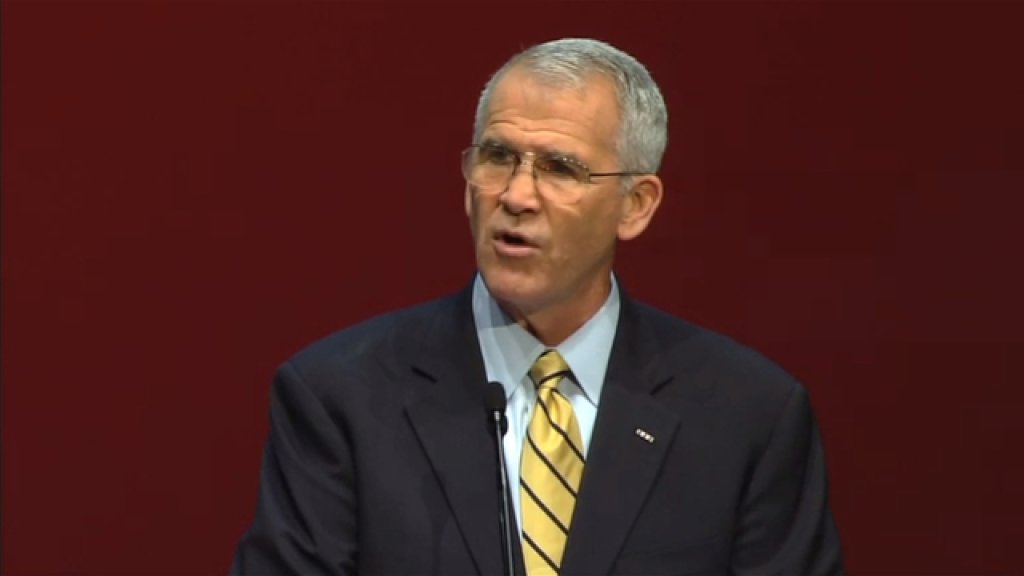 lt-col-oliver-north-members-banquet-2010_thumbnail
