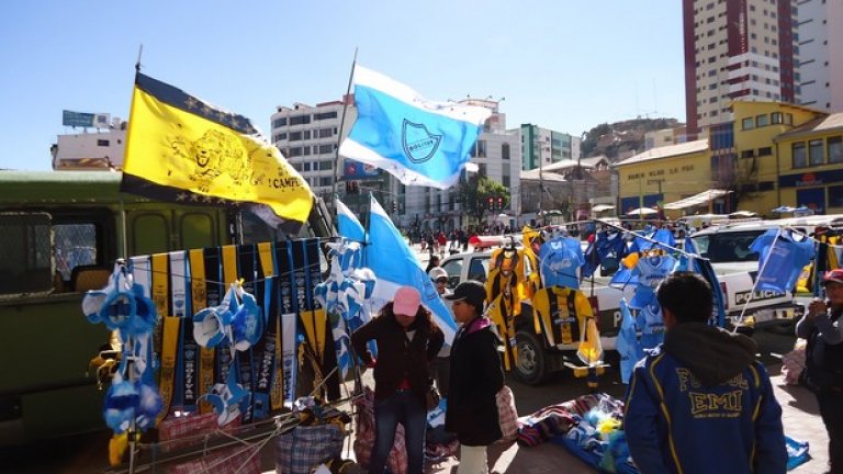 Боливар - Дъ Стронгест (Боливия). Дербито на Ла Пас се играе при страхотна надморска височина на стадиона в столицата и обикновено завършва със скандали. Съперничеството е огромно, но извън стадиона инцидентите са малко.