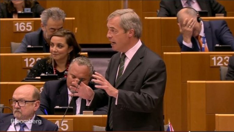 Кой е човекът, който facepalm-на речта на Фарадж?