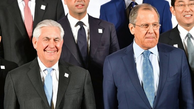 "Недейте да удряте Сирия отново" - така според CNN са започнали разговорите между американския държавен секретар Рекс Тилърсън и руския външен министър Сергей Лавров в Москва.