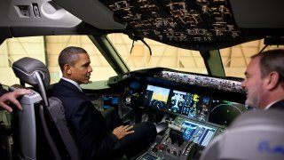 Barack_Obama_in_a_Boeing_787_cockpit