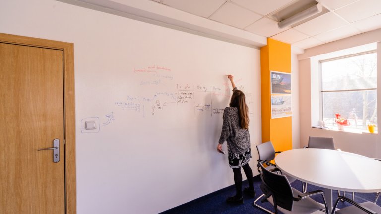 Цветна или бяла, пишеш, триеш, после отначало. Що е то?