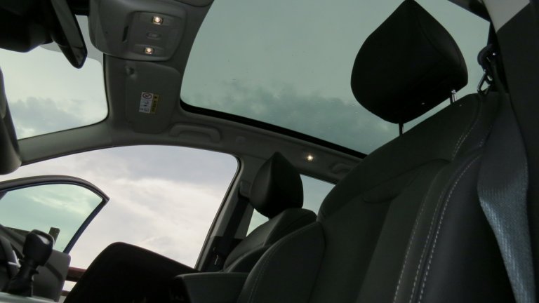 Въпреки непретенционзната цена на Kadjar (която го прави конкурентоспособен в един гъсто населен сегмент), усещането за лукс не остава чуждо за пътниците и водача му.