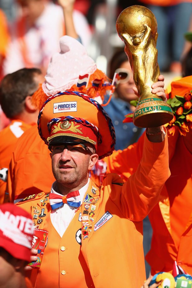 Наричат го Оранжевия генерал, той не пропуска мач на Холандия във всяка точка по света. В Бразилия отново предвожда агитката.