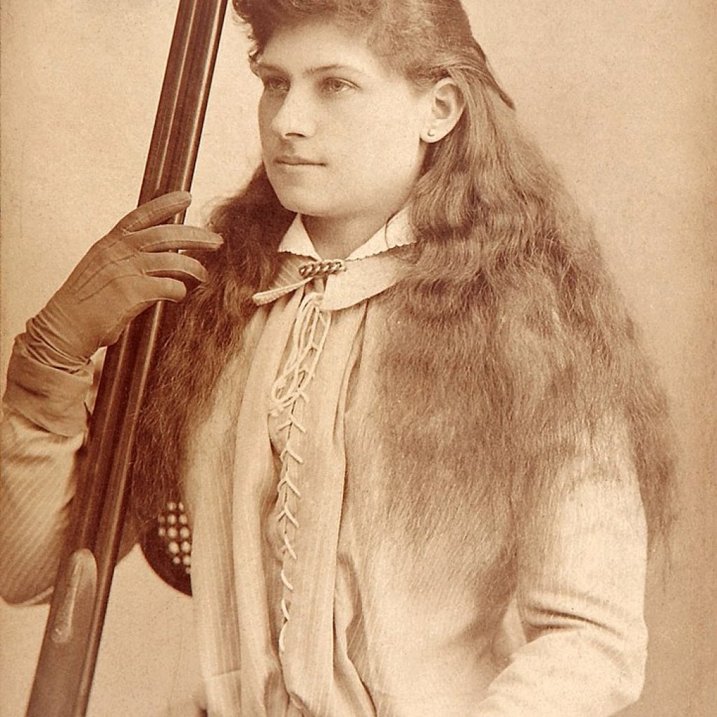 723px-Annie_Oakley_by_Baker's_Art_Gallery_c1880s-crop