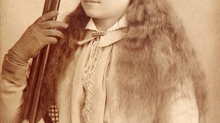 723px-Annie_Oakley_by_Baker's_Art_Gallery_c1880s-crop