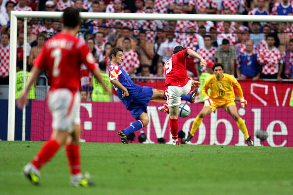 Мачът с Хърватия на Евро 2004
Тогава Англия се нуждаеше от задължителен успех, за да си гарантира излизане от групите на турнира. Рууни се разписа на два пъти при победата с 4:2, което си остава един  от най-силните му мачове с националната фланелка. Преди това тогава той стана най-младият голмайстор на европейски футболни финали, след като вкара и на Швейцария.