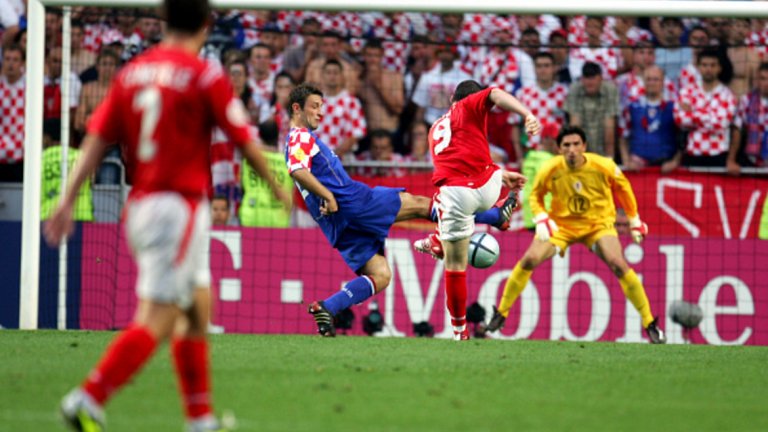 Мачът с Хърватия на Евро 2004
Тогава Англия се нуждаеше от задължителен успех, за да си гарантира излизане от групите на турнира. Рууни се разписа на два пъти при победата с 4:2, което си остава един  от най-силните му мачове с националната фланелка. Преди това тогава той стана най-младият голмайстор на европейски футболни финали, след като вкара и на Швейцария.