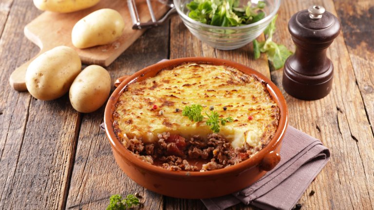 Овчарски пайЛесна класика от Великобритания - ако не вярвате, питайте Джейми Оливър. Той препоръчва за пая да запържите в дълбок тиган наситнена глава лук, няколко наситнени скилидки чесън, два моркова на ситни кубчета и стръкче мащерка. След това прибавяте 600 грама говежда кайма, малка консерва грах и малка консерва царевица и чаша пилешки или говежди бульон и готвите, докато бульонът изври. 
През това време приготвяте картофеното пюре от 700 грама сварени картофи, намачкани с 5 супени лъжици масло, четвърт чаша прясно мляко и четвърт чаша течна сметана. След това разпределяте каймата на дъното на тава за печене, покривате с картофеното пюре и печете до покафеняване. Сервирайте топло.