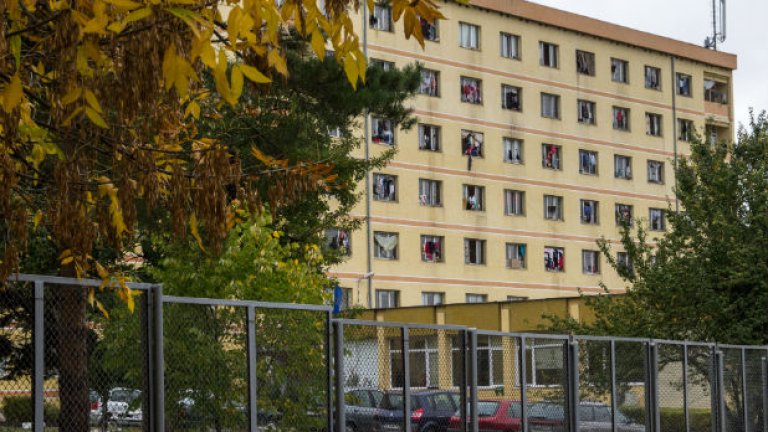 В "Овча купел" са настанени предимно семейства - пак от Сирия и Ирак.
Затова е учудващо, че точно там избухва непоносимост към чужденците, а във "Враждебна" и "Военна рампа" няма протести и инциденти.