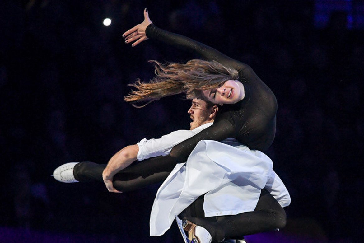 Фото александры степановой. Александра Степанова 2019. Александра Степанова Чемпионат Европы 2019. Александра Степанова фигуристка костюм. Александра Степанова и Иван Букин Чемпионат Европы 2019.