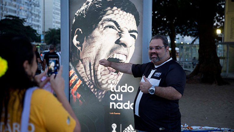 Чудовище Суарес хапе фенове на Копакабана