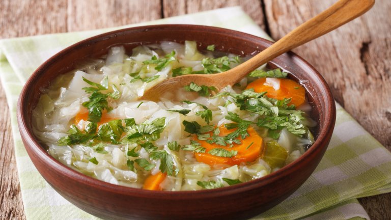 Зелева супаТова е супата от прословутата диета, но вие може да я използвате само за разтоварване. Измийте, почистете и нарежете 500 грама зеле, един стрък праз, три домата, три моркова и две глави лук. В тенджера загрейте две-три супени лъжици зехтин и запържете зеленчуците с половин чаена лъжичка сол, докато омекнат.

После добавяте литър-литър и половина вода (в зависимост колко гъста искате да е супата) и подправяте с още малко сол, пипер, чесън и дафинов лист. Варете супата 25-30 минути и можете да я консумирате както гореща, така и студена.