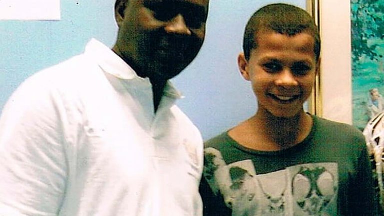 Родителите му са английска алкохоличка и нигерийски милионер, а животът на Деле Али е драма. От тежките!