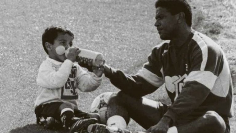 Закуска за шампиони. Мазиньо храни сина си Тиаго Алкантара. Това означава да си закърмен на терена.