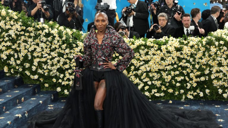 Синтия Ериво заложи на тоалет от Givenchy, с корсет от черен тюл, украсен с червени и розови кристали и слоеста черна тюлена пола с висока талия.