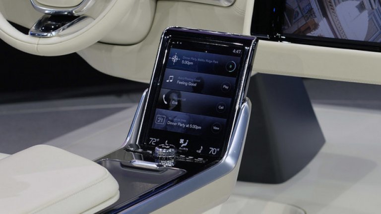 Централната конзола, доминирана от системата Sensus се мести назад, за да е подръка на водача