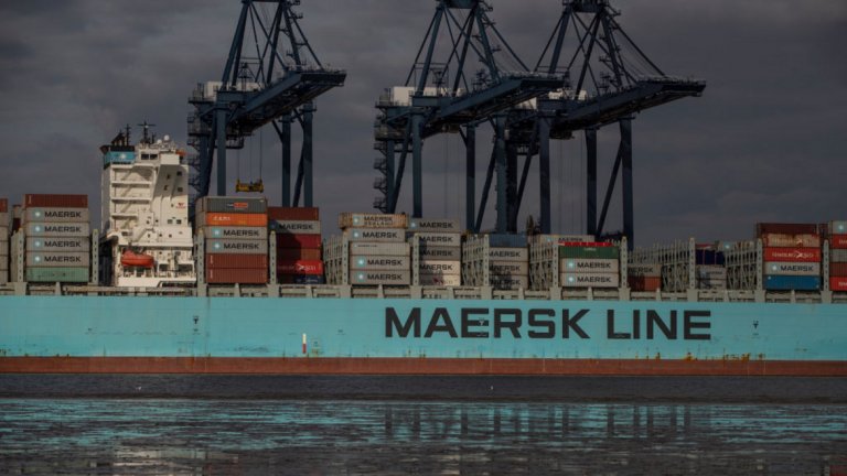 Най-голямото предизвикателство пред корабната индустрия е отказът от мазута - тип дизелово гориво, което се ползва от повечето танкери и товарни кораби по света. Акумулаторната технология може да дава резултат в сухопътния транспорт, но кораби с изцяло електрически двигатели едва ли ще се появят в близките 30 години.