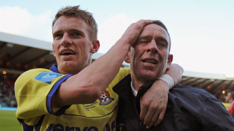 Дийн Шийлс (вляво) с баща си - Кени Шийлс, който му е треньор, докато играе в Килмарнък, с който печели Купата на Шотландия.