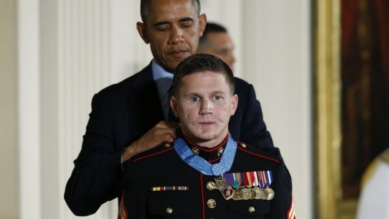 Морският пехотинец Уилям "Кайл" Карпентър получи медал, след като пое взрива на граната, предпазвайки друг войник