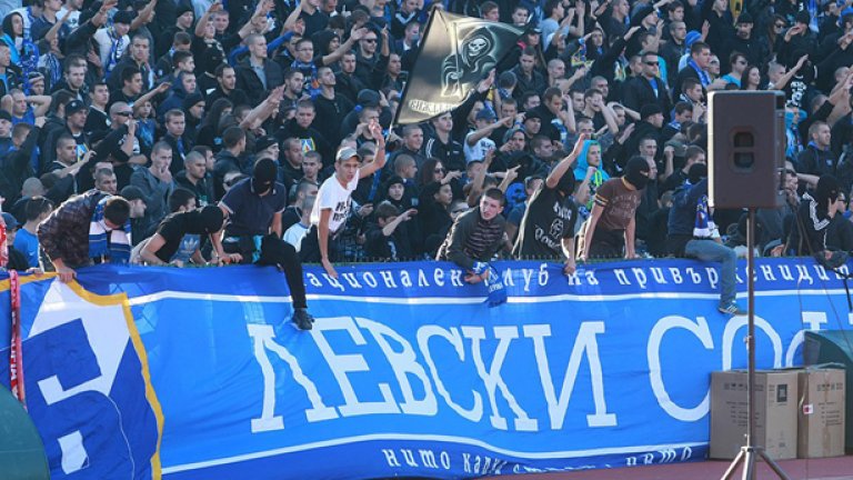В Левски нещата съвсем не отиват на добре, ако наистина феновете решават кой да е треньор и директор.