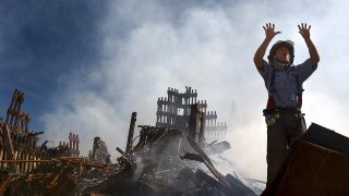 1280px-WTC-Fireman_requests_10_more_colleagesa