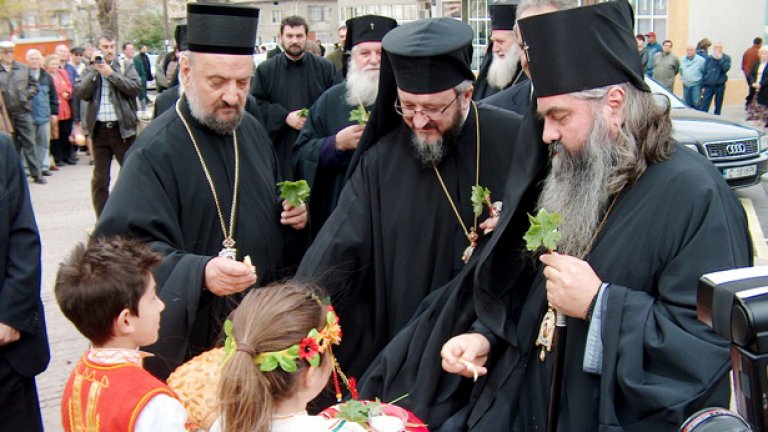 Варненският митрополит Кирил си утъпква пътя към патриаршеския престол