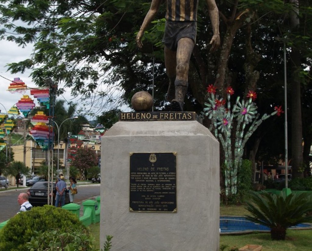 Паметникът в родния му град Сан Жоао.
