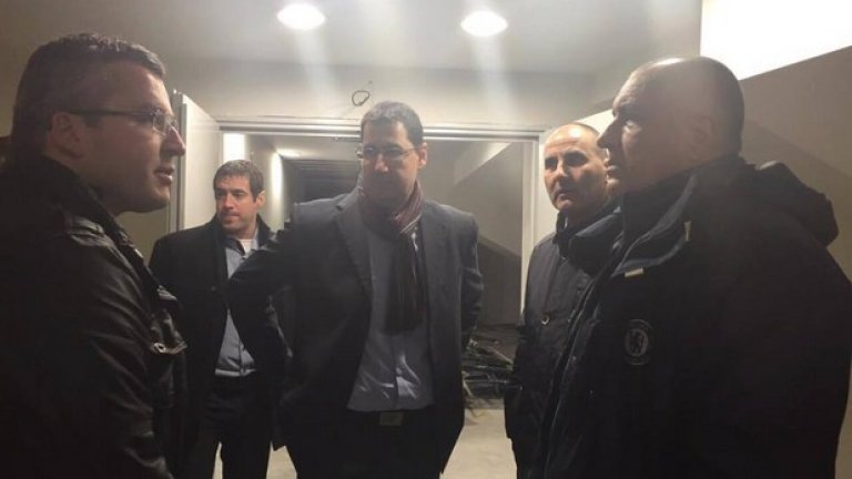 Борисов прави инспекция на спортна зала в Пловдив с яке на "Челси". Премиерът е дългогодишен фен на лондонския отбор (дали по левскарска линия или по други съображения). 
Дори когато през 2006 г. Челси гостува на "Левски" в София за мач от Шампионската лига, Бойко Борисов (тогава - кмет на София) се срещна с Жозе Моуриньо в компанията на Христо Стоичков (тогава - треньор на националния отбор по футбол). Борисов подари на госта си икона на Св. Георги Победоносец и даде многозначителна прогноза за краен резултат: "или Левски ще бие с 1:0, или Челси - с 0:1, а може и да завърши с равен" (Мачът приключи с резултат 1:3)