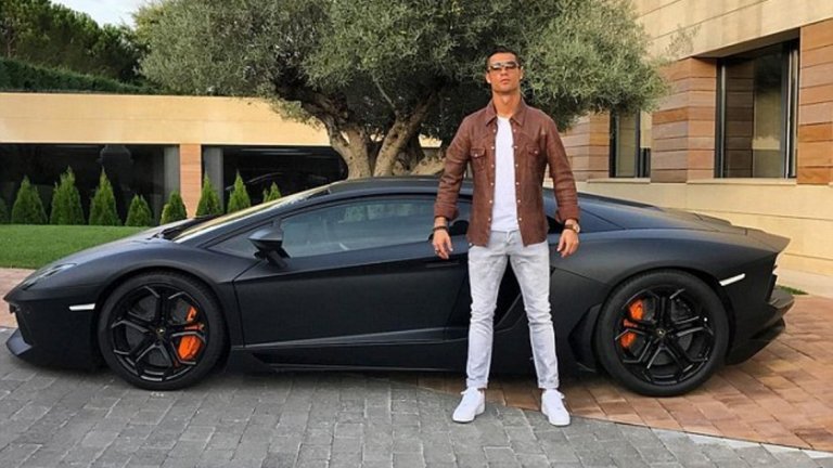 Lamborghini Aventador LP700-4
Кристиано претърпя катастрофа в Лондон с този автомобил и едва ли го е запазил след това, а цената му е около 320 000 долара.