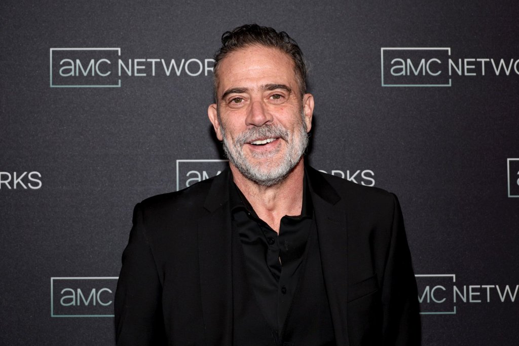 Джефри Дийн Морган (Джон Уинчестър)
Актьорът, изиграл бащата на Сам и Дийн, сякаш събра повече внимание с изпълнението си като Нигън в “Живите мъртви” (The Walking Dead) до 2022 г. Влезе отново в ролята за спинофа “Живите мъртви: Мъртъв град” (2023 г.).
Предвидено е да го видим и в четвъртия сезон на The Boys. Каква изненада, а?