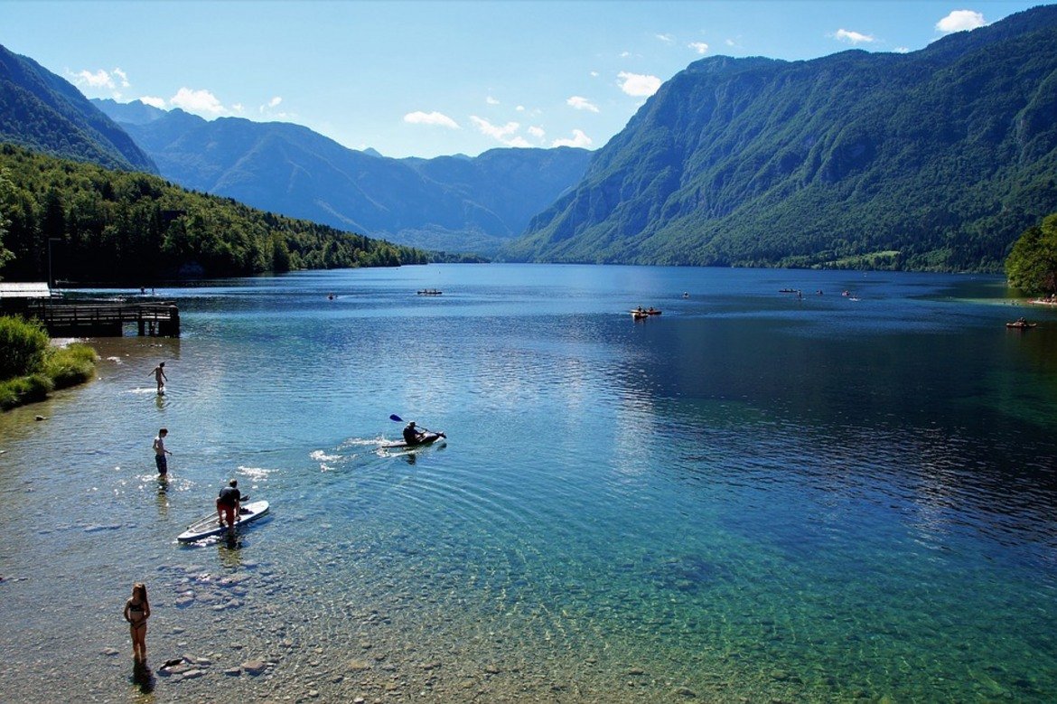 Езерото Бохин в Северна Словения е предпочитано от любителите на дивата природа и на кристално чистите води. Водата е толкова чиста, че дъното се вижда ясно дори и на метри дълбочина. Плуването в Бохин е невероятно преживяване не само заради спокойствието, което цари около езерото, но и заради гледката към зелените планински масиви, които се извисяват над него. 

С Бохин са свързани някои любопитни легенди, които местните разказват. Те твърдят например, че тюрките спират своето нашествие на запад, след като се озовават пред езерото, тъй като считат, че това е краят на света. Друго предание разказва, че в горите около Бохин живее златорог, който понякога слиза, за да пие от водите на езерото.
 
От едната страна над Бохин има мост, наречен Дяволския мост, а преданието гласи, че е построен от самия дявол.
Пътят до езерото е изключително живописен и минава през села, които изглеждат като от картина. Близо до Бохин се намира водопадът Савица – два водоскока с височина 25 и 78 метра, над които има беседка и пейки за туристите.
