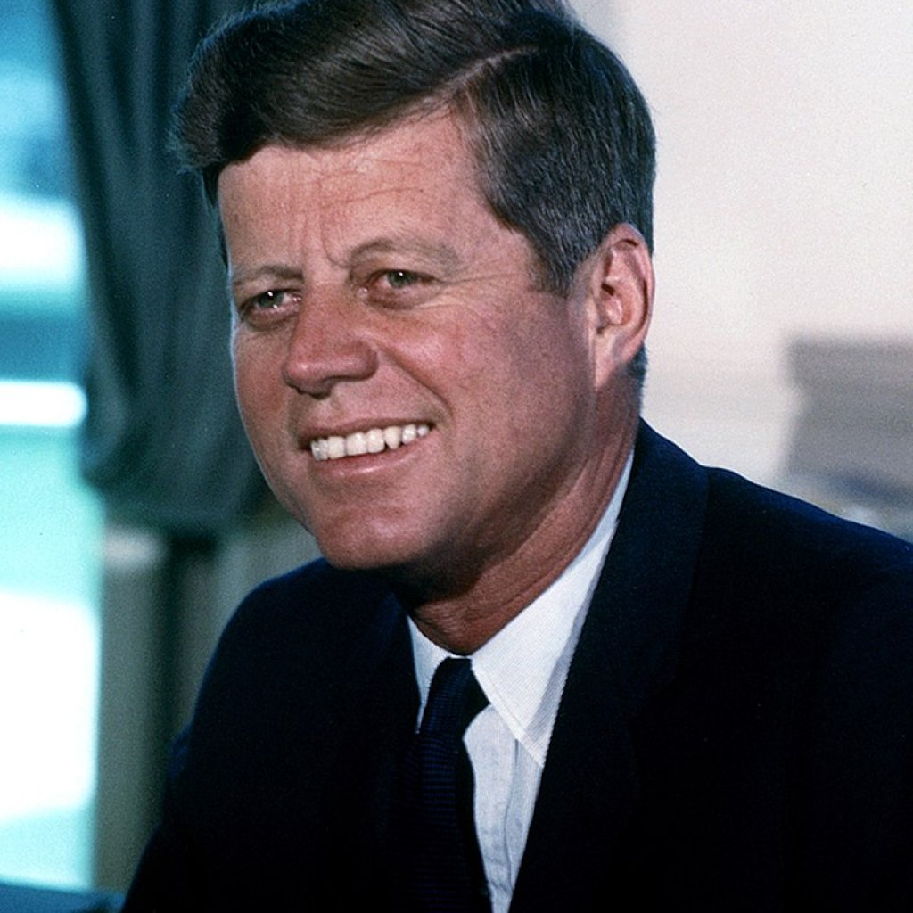 John_F._Kennedy,_White_House_color_photo_portrait