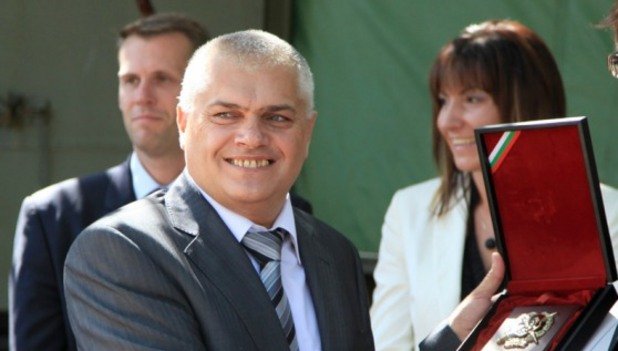 Валентин Радев - министър на вътрешните работиРадев е депутат от ГЕРБ в 42-то НС и зам.-министър на отбраната в първото правителство на Борисов. Бил е директор на института за перспективни изследвания на отбраната.

