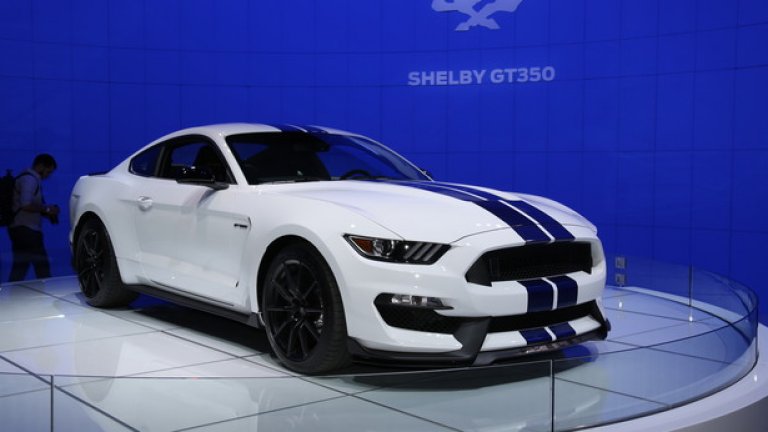 Ford Shelby GT350 Mustang
Този модел се чака от доста време, но вече е тук и най-вероятно ще оправдае всички очаквания: истинска състезателна кола за ежедневна употреба. Точно какъвто е бил и оригиналният GT350, създаден от Каръл Шелби през 1965 г. Турбомоторът V8 моторът е сменен от атмосферен 5,2-литров, също V8 с мощност „над” 500 конски сили.