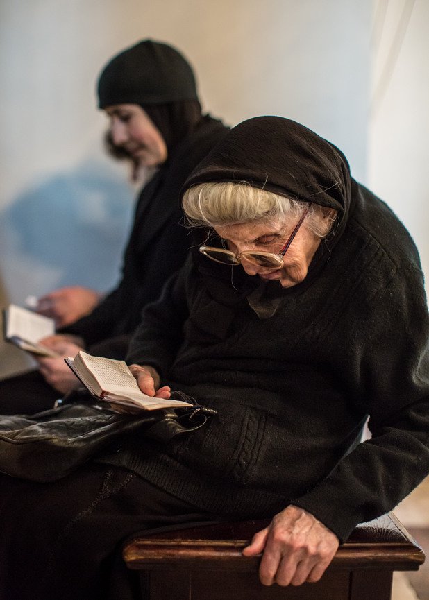 Вагаршапат. Жена чете молитвена книга в основната катедралата на Арманската апостолическа църква Ечмиадзин - най-старата катедрала в света.