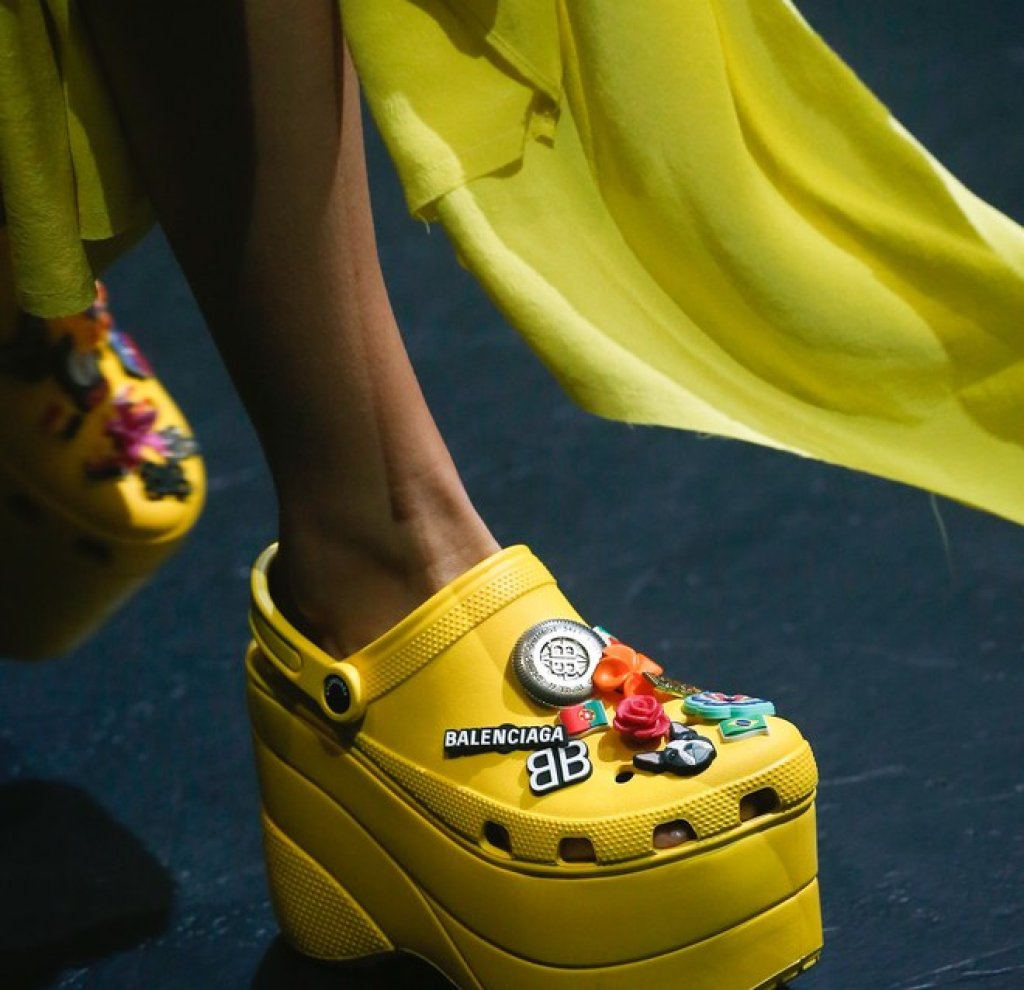 Crocs
Едва ли някой е вярвал, че гумените Crocs ще станат модерни, но дизайнери като Christopher Kane и Balenciaga, опровергаха тази нагласа.