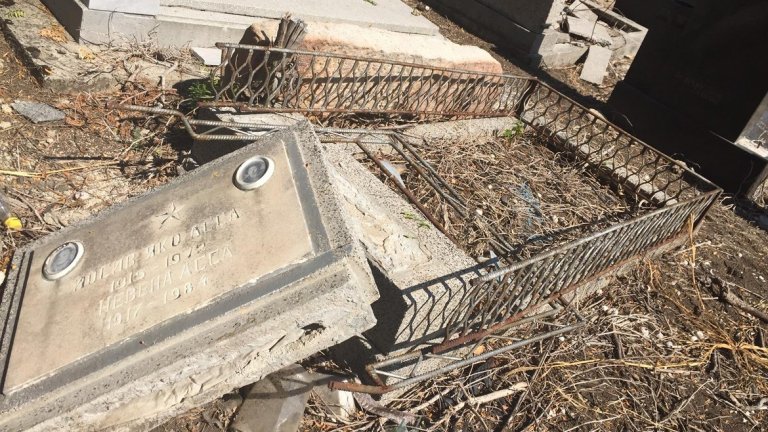 Разбити са надгробни множество надгробни плочи