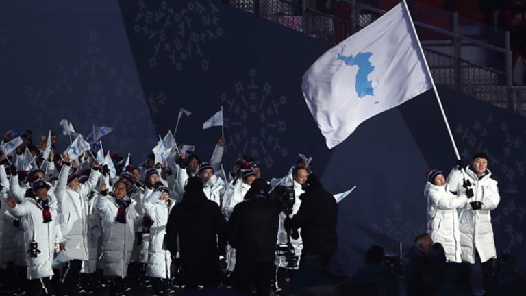 Република Корея и Северна Корея дефилираха заедно, като една делегация, под общ флаг.

