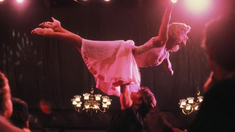10. Bill Medley, Jennifer Warnes - The Time of my life
Запомнящият се финал на "Мръсни танци" с Патрик Суейзи и Дженифър Грей нямаше да е такъв, ако не беше придружен от тази песен. Първоначалният план е бил за последния танц да се използва песен на Лайнъл Ричи и трябва да благодарим на хореографа и асистентката му за това, че са посочили "The Time of my Life" като по-подходящ избор. Наградите, които песента получава - "Оскар", "Грами" и "Златен глобус", и нестихващата й десетилетия популярност показват колко правилно решение е било това.