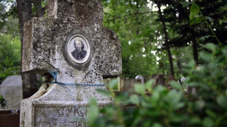 Черно-бяла снимка и изронен камък - това е всичко, което остава, за да напомня за живелите някога